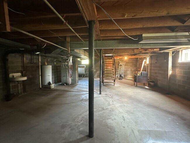 Building Photo - One Level Brick House Near University of L...