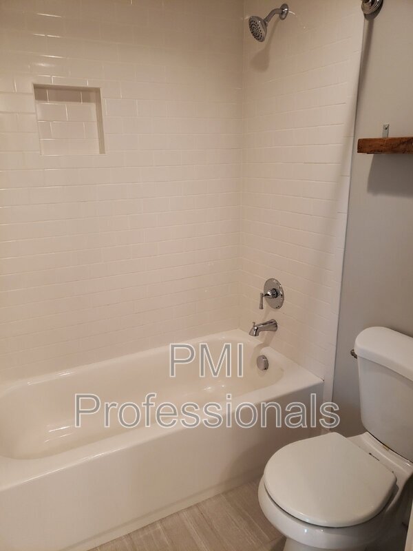 Building Photo - 512B Eastboro Dr