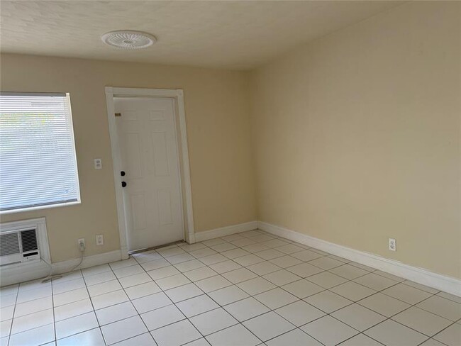 Building Photo - 1219 NE 14th Ave