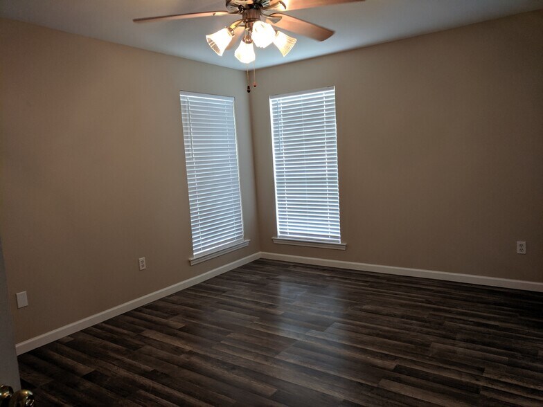 Building Photo - 36044 Raleigh Dr