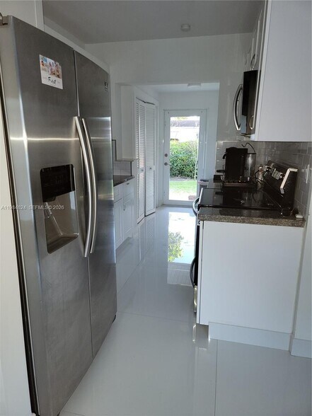 Building Photo - 6300 SW 21st St