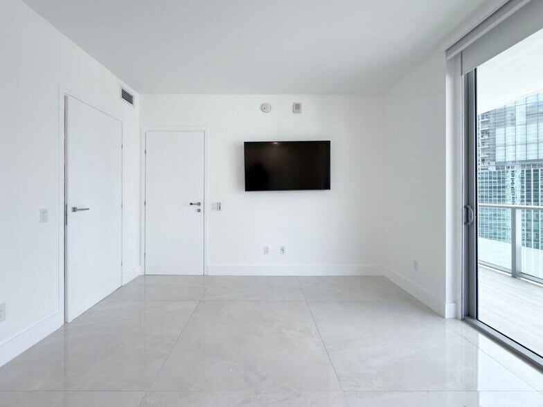 Building Photo - 1300 Brickell Bay Dr