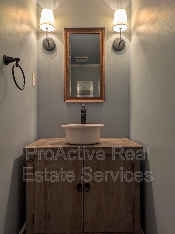 Building Photo - 1014 Colonial Ave