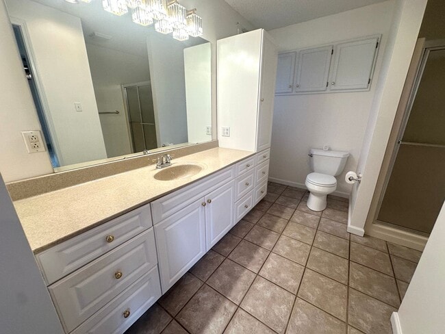 Building Photo - 4 bedroom, 2 1/2 bath