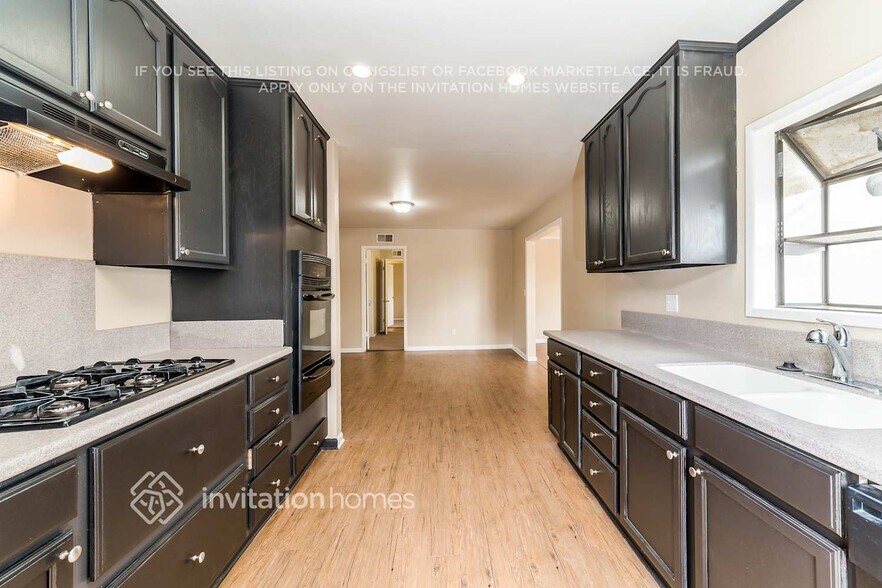 Building Photo - 10326 Pendleton St