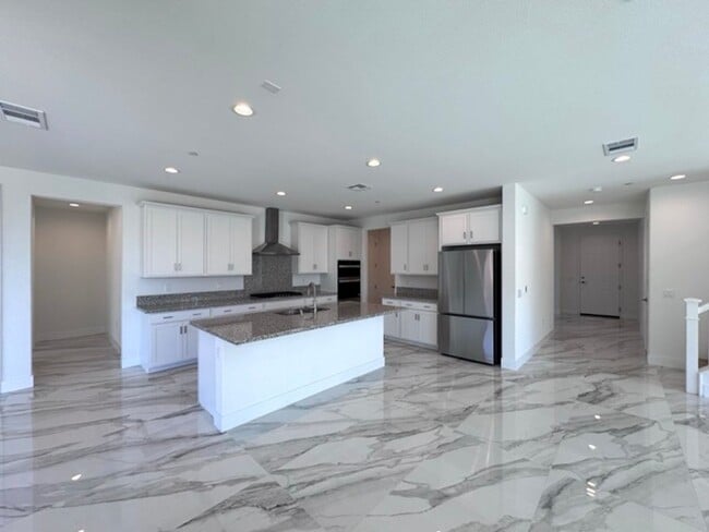 Building Photo - Spacious 5BD/3BA Home with Loft, Solar & B...