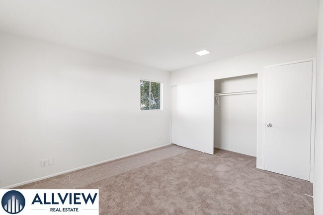 Building Photo - Gorgeous, updated 3 bed, 2 bath home in th...