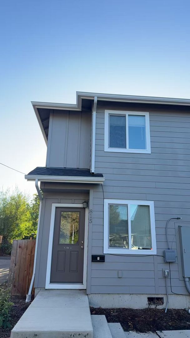 Building Photo - 815 SW 8th St