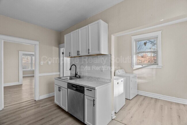 Building Photo - 4102 California Ave