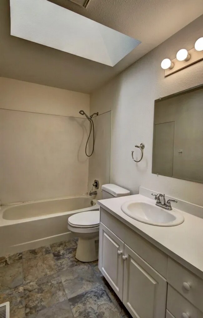 Building Photo - Spacious 3 bed Townhome with Fenced Yard, ...