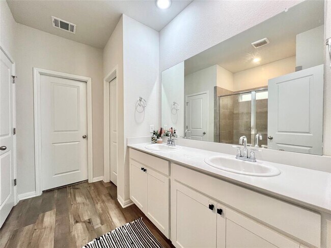 Building Photo - 1600 Longhorn Ranch Dr