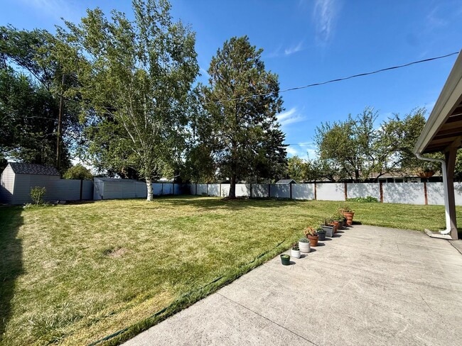 Building Photo - 104 Saranac Dr