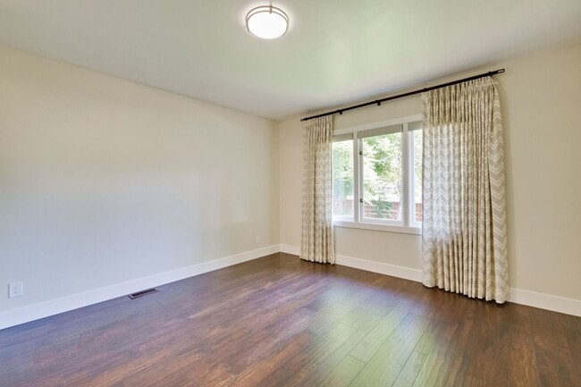 Building Photo - Beautifully remodeled 2 bed, 2 bath home.