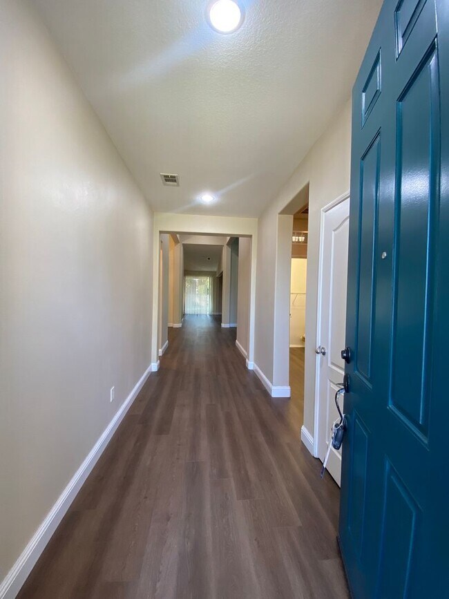 Building Photo - Gorgeous NW Home 4 Bed/3 Bath $2,850 Rent & 2,850 Deposit