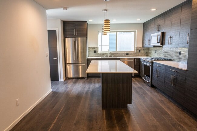 Building Photo - 3Bd/3.5Ba Seattle Townhouse