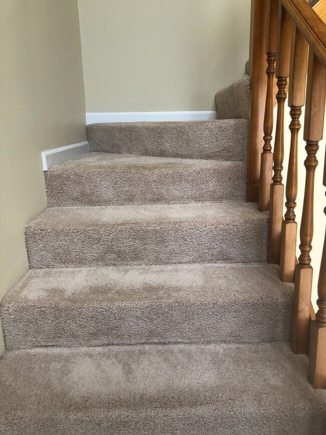 Building Photo - Foxhill Commons!!  NEW CARPET..