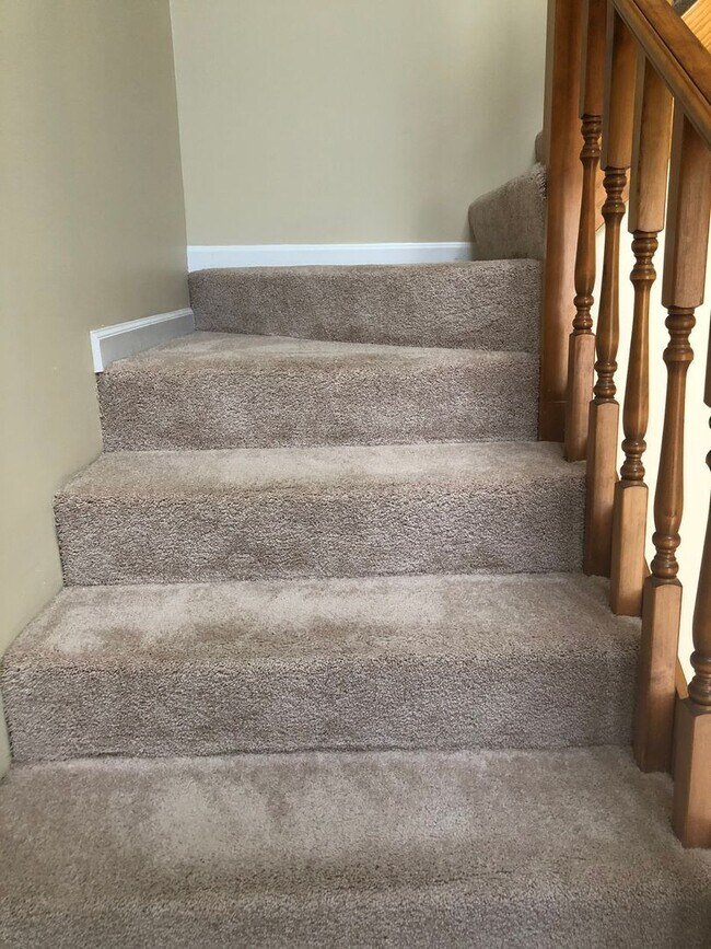 Building Photo - Foxhill Commons!!  NEW CARPET..1/2 OFF 1M RENT WITH 18M LEASE