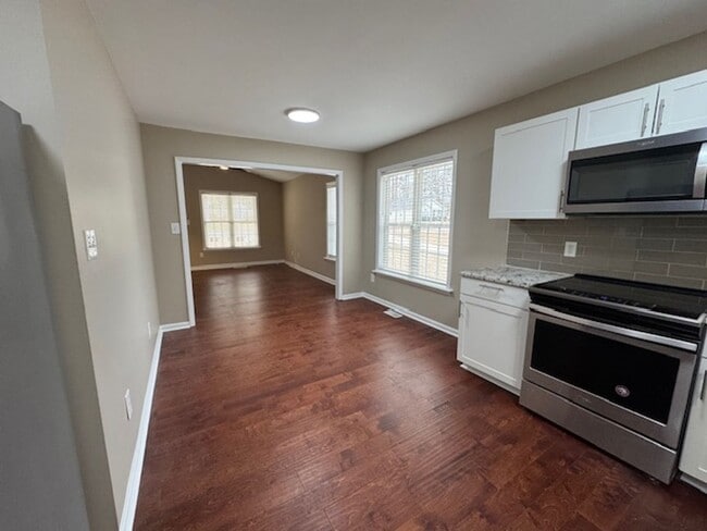 Building Photo - Short term lease available!