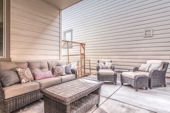 Building Photo - 20758 NE Sierra Dr