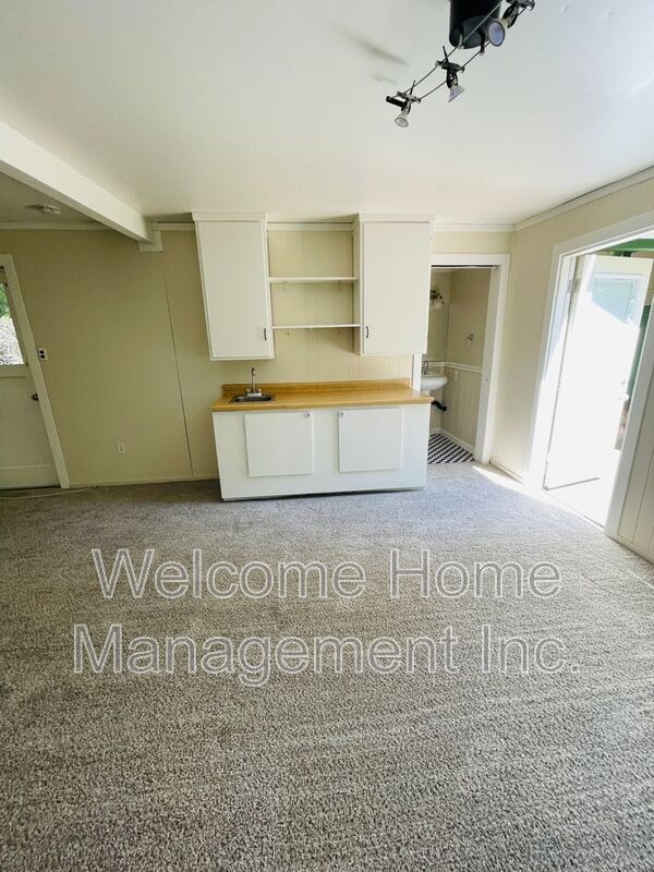 Building Photo - 2561 Olympic Blvd