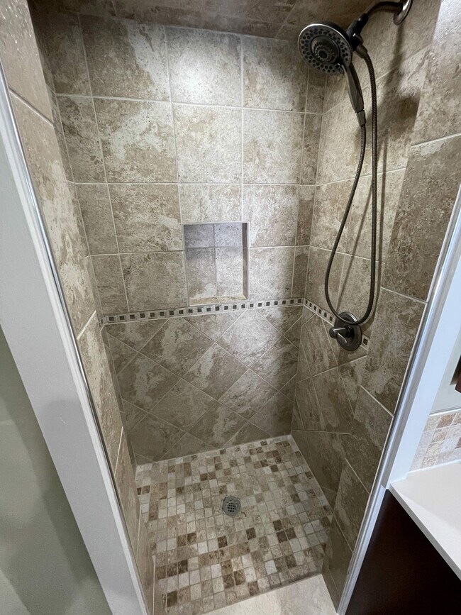 Building Photo - 15 Charles Street Ave