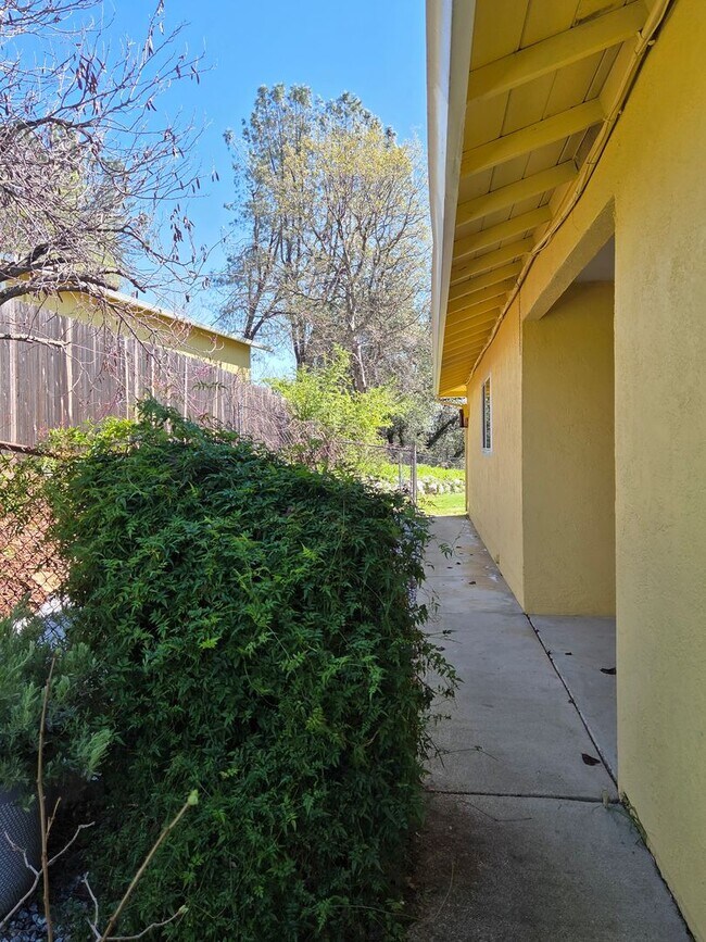 Building Photo - 19090 Hollow Ln