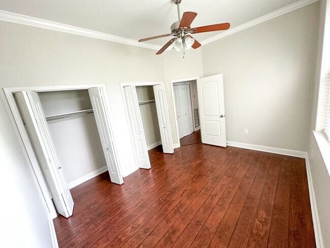 Building Photo - Uptown Rental: 2BR Duplex with Parking & Yard