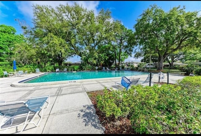 Building Photo - 7461 W Country Club Dr N