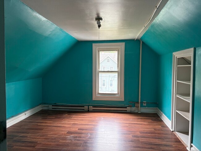 Building Photo - 105 Oak St