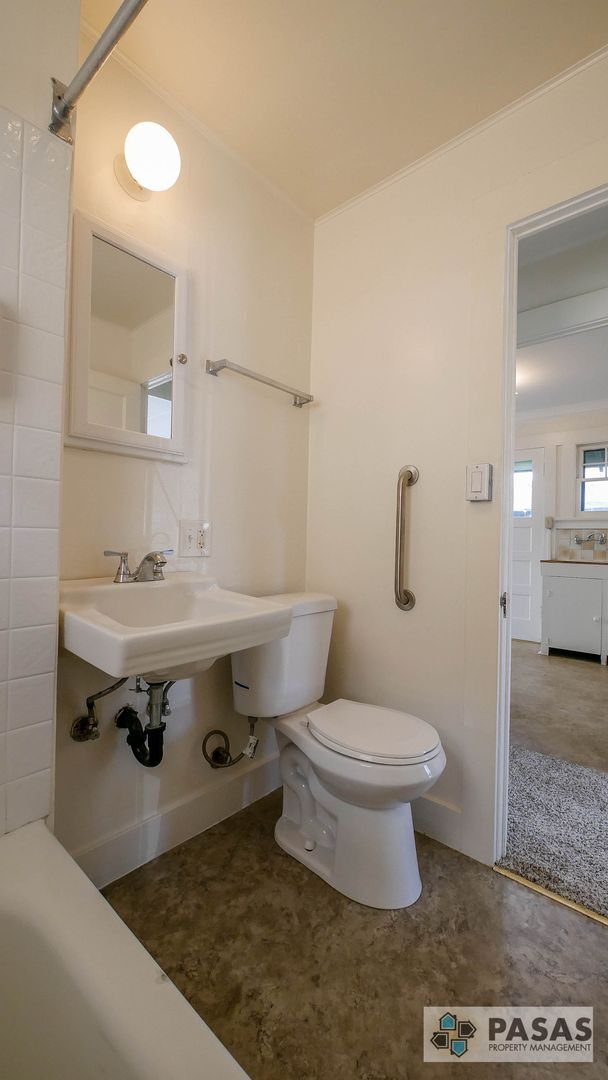 Building Photo - Historical 1 bedroom Cottage with yard!
