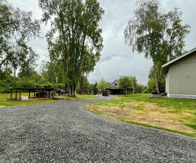 Building Photo - JUST OUTSIDE OF SOLDOTNA!