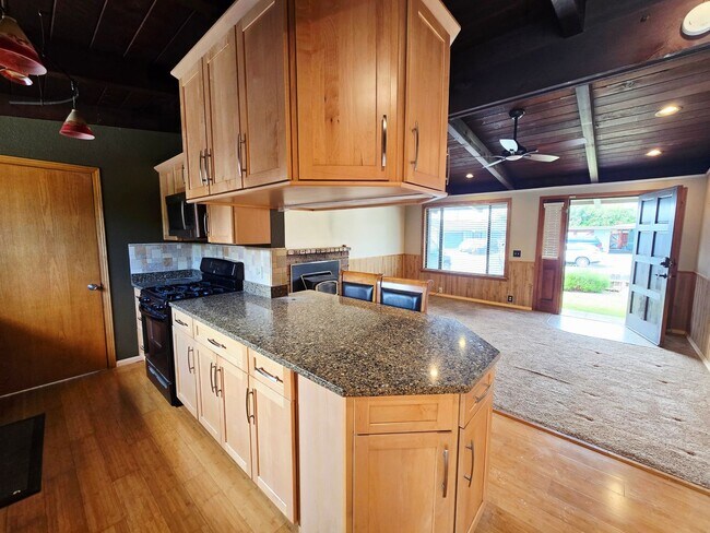 Building Photo - Single Family Home in Mckinleyville!