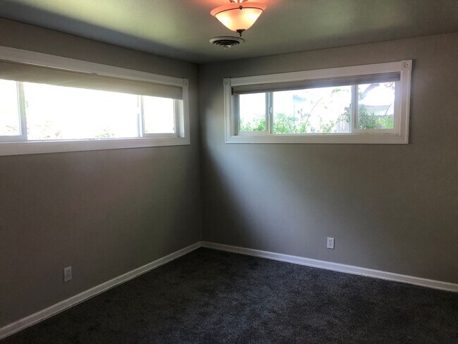 Building Photo - Darling 3 bedroom bungalow in Ferry St Bridge neighborhood!