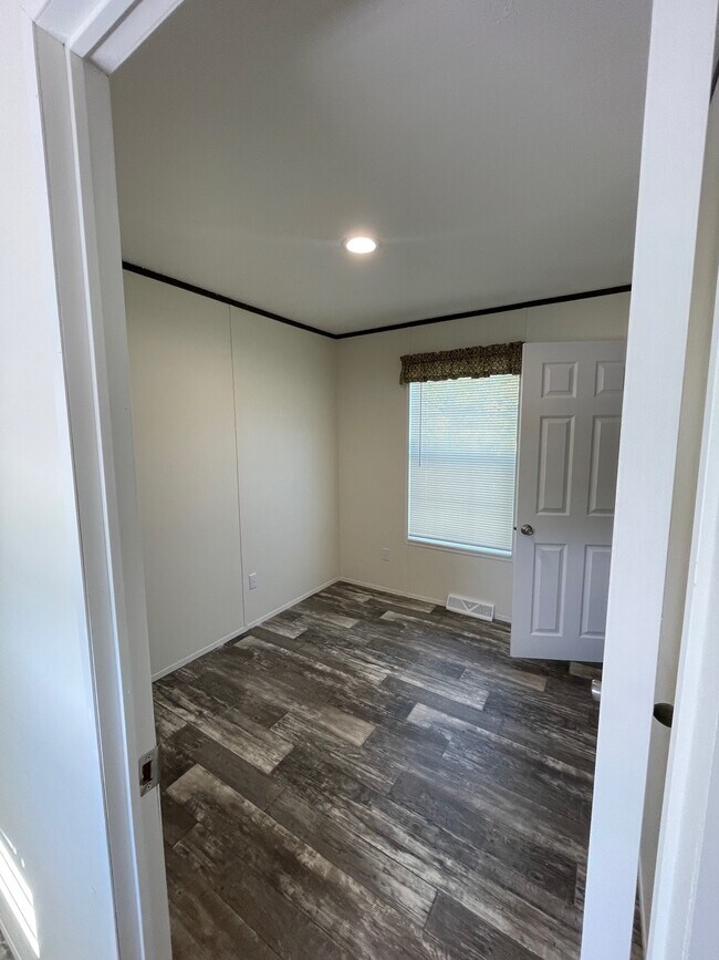 Building Photo - 63 Colonial Dr