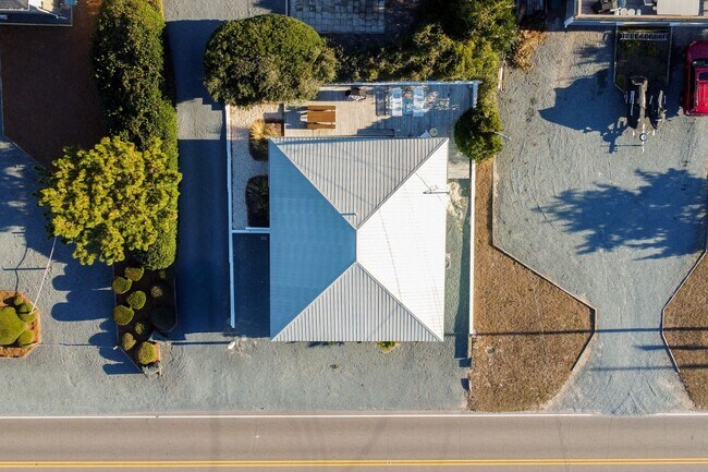 Building Photo - Off Season Coastal Cottage September 2026 through Mid February 2027- Fully Furnished- 3 Month Min...