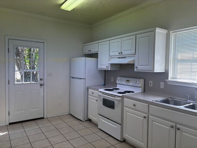 Building Photo - 2 bedroom 2 bath