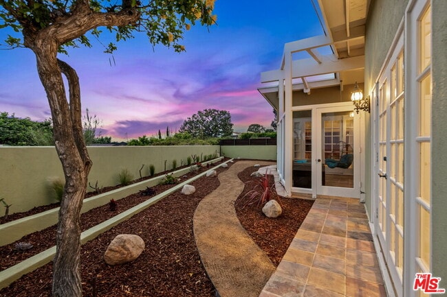 Building Photo - 221 Bellino Dr
