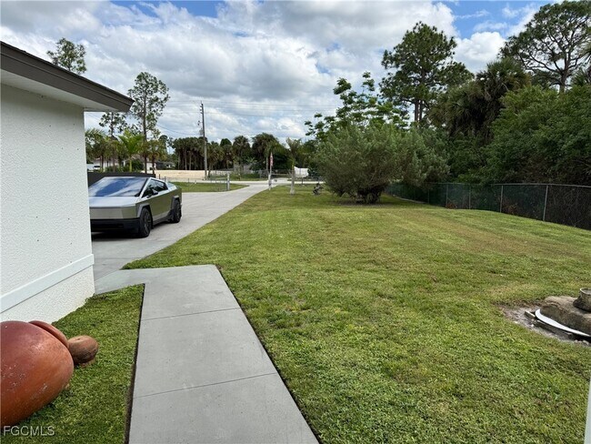 Building Photo - 3335 Everglades Blvd S