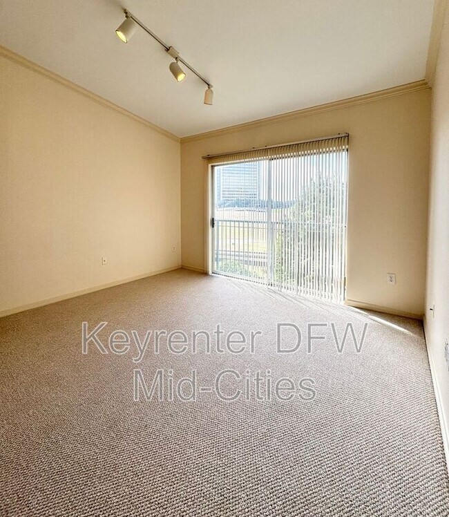 Building Photo - 330 E Las Colinas Blvd