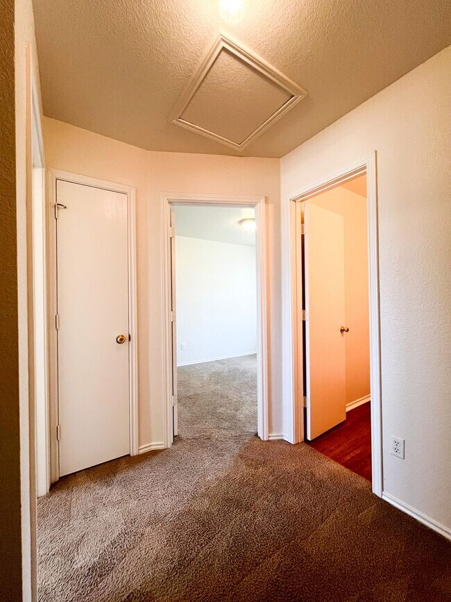 Building Photo - 4000 Doraine Ct