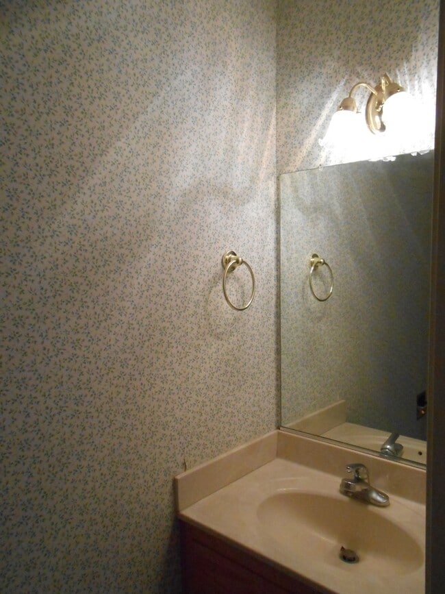 Building Photo - $500 MOVE IN SPECIAL OFF FIRST MONTHS RENT.