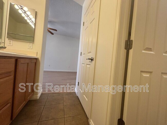 Building Photo - 3753 E Canyon Crest Ave