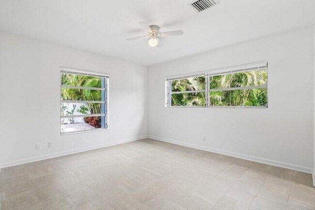 Building Photo - 325 Inlet Way