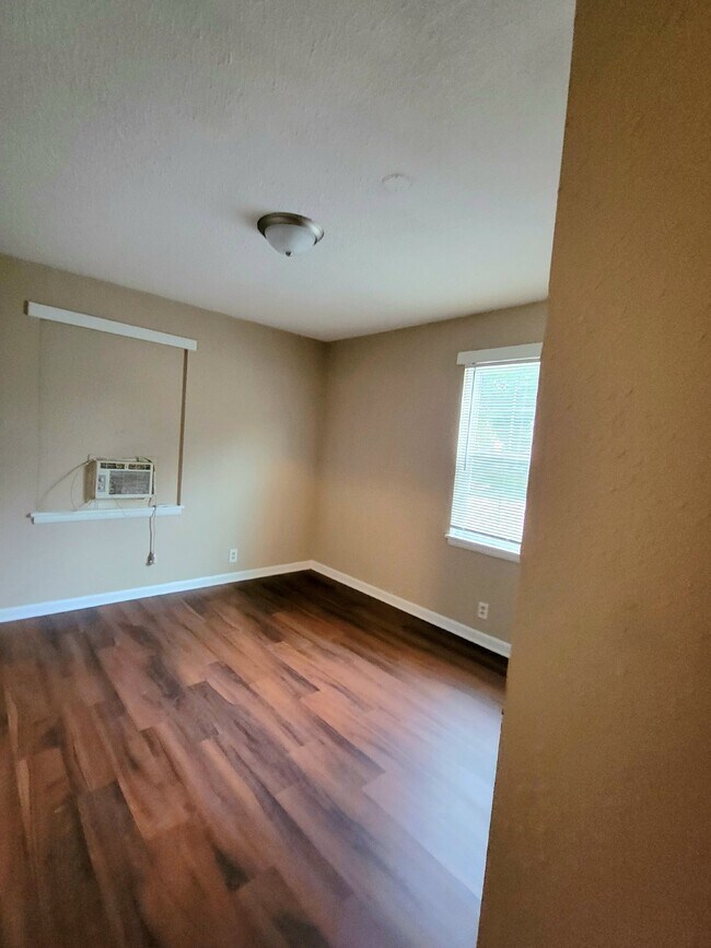 Building Photo - Section 8 Approved! 1 bedroom 1 bathroom w...
