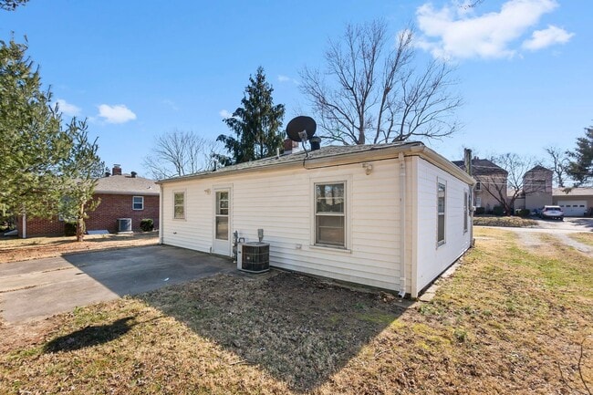Building Photo - Updated Cozy 2 bedroom House