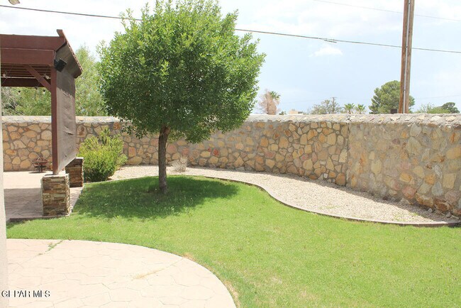 Building Photo - 13832 Hollywood Dr
