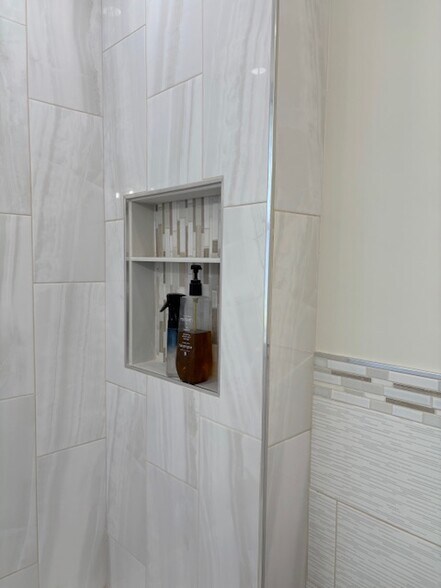 Shower nook - 233 21st St
