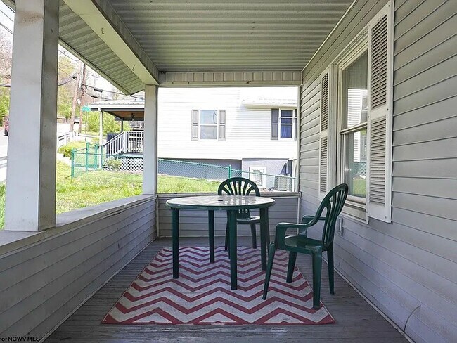 Building Photo - 148 8th St