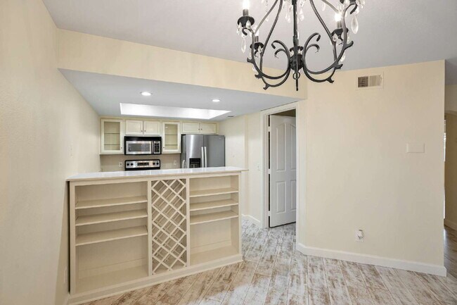 Building Photo - Camelback Corridor Condo now available!