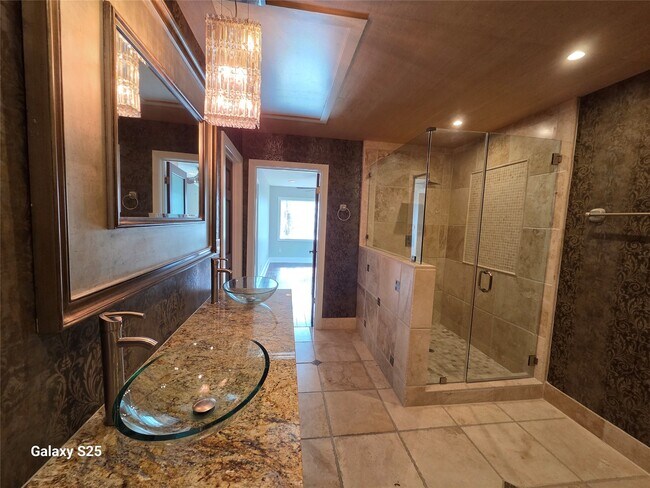 Building Photo - 102 E 5th St